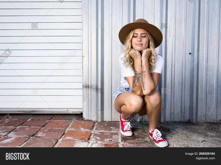 Девушка на корточках стильная