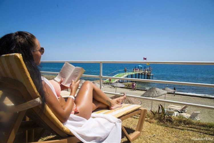 Туристы на пляже в Турции