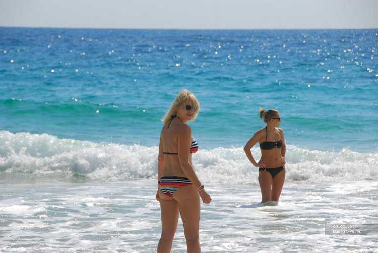 Женщины на пляже в Турции