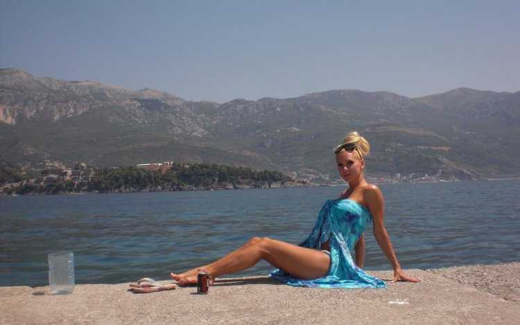 Девушка блондинка в Турции