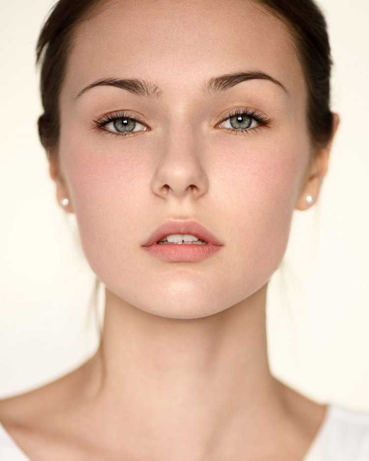 Прямые корейские брови