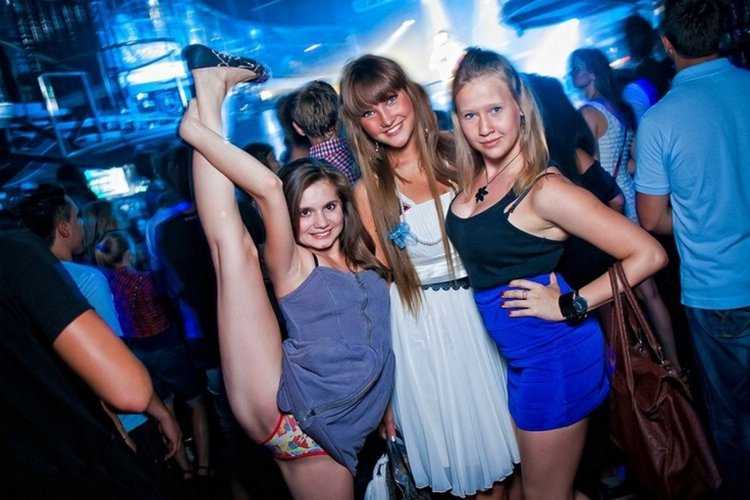 Девчонки в клубе
