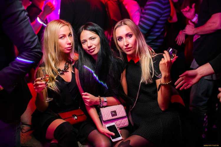 Гламурные девушки в клубе