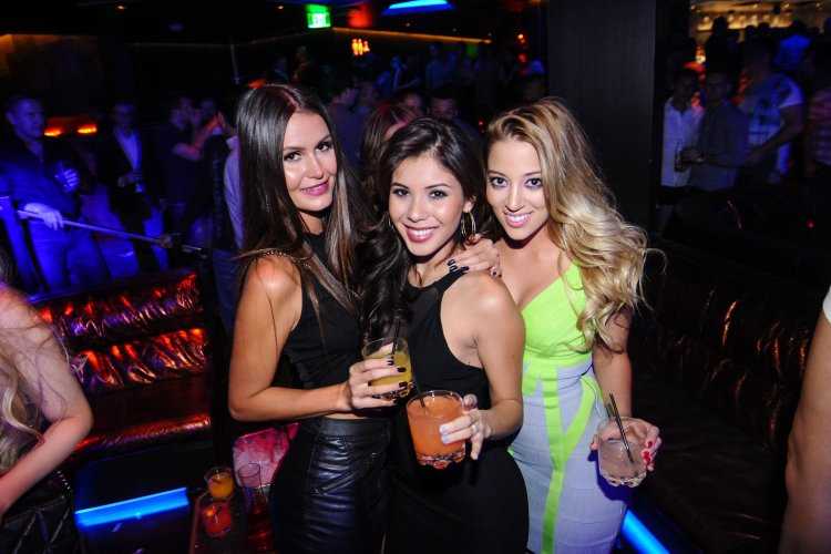 Красивые девушки в клубе