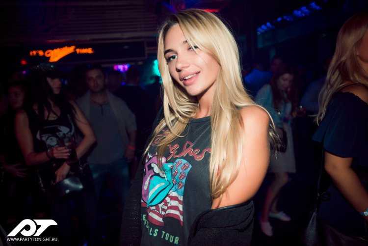 Блондинка в ночном клубе