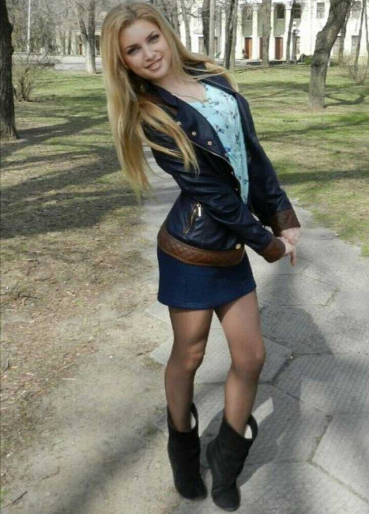 Красивая русская девушка в мини