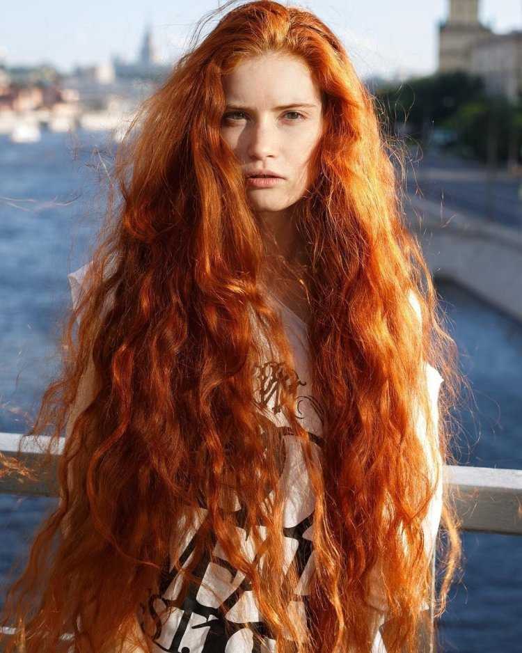 Элла Андерсон с рыжими волосами
