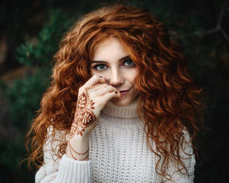 Рыжая женщина