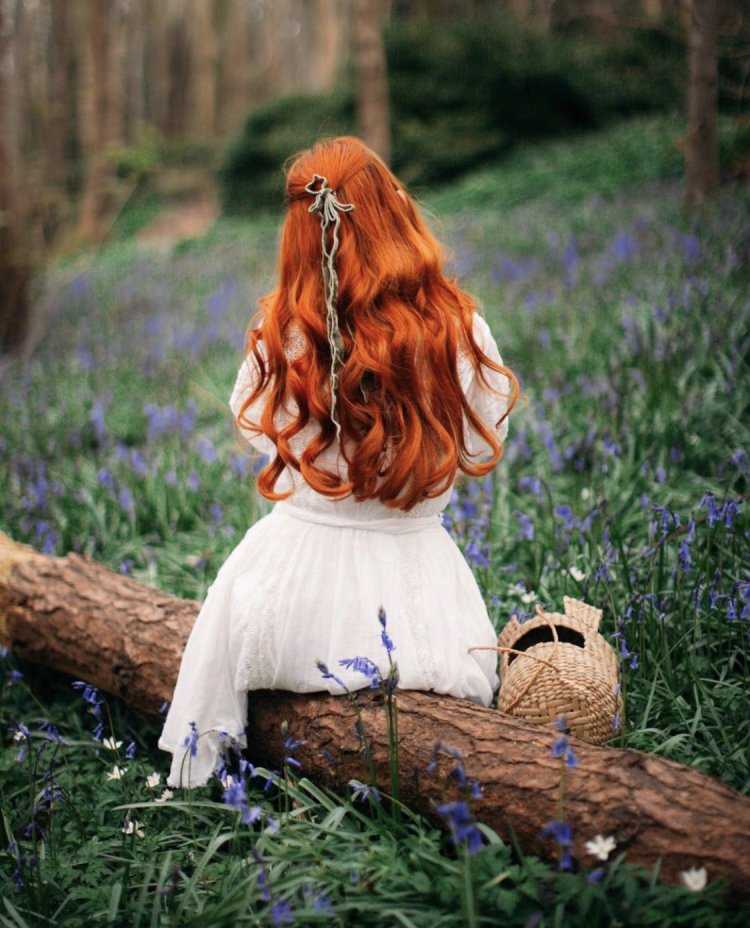 Девушки с рыжими волосами на природе