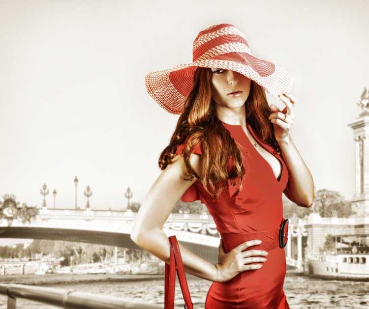 Девушка в Красном платье и шляпе