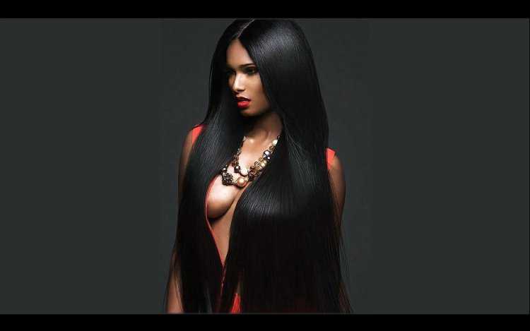 Девушка брюнетка с длинными волосами