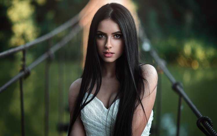 Самая красивая брюнетка с длинными волосами3