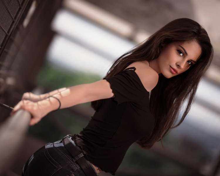 Певец Enrasta Джованна