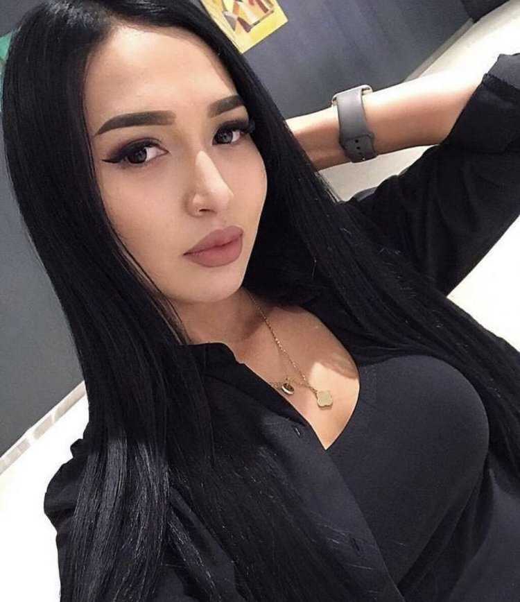 Казахская певица Жанар Дугалова