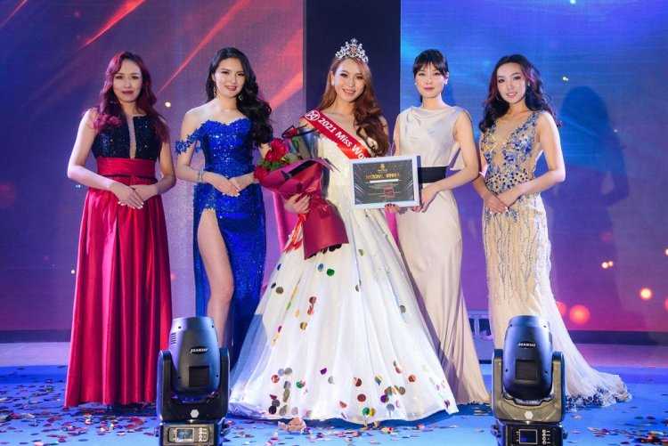 Монгольские девушки в степи