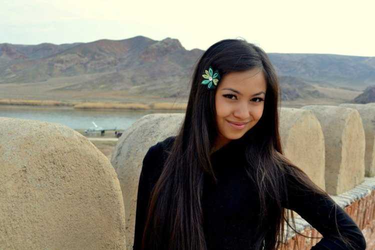 Монгольские девушки на улице