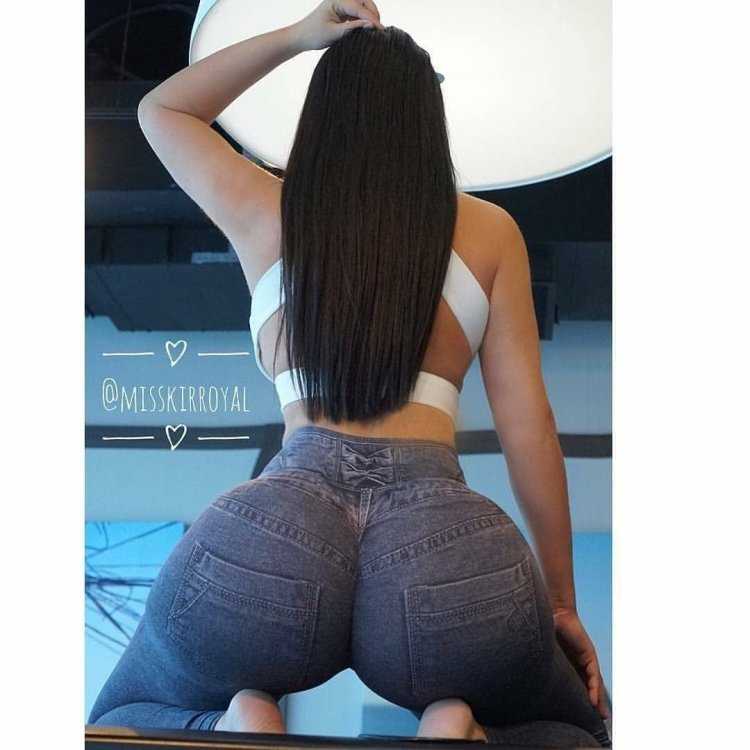 Виктория Ломба в лосинах