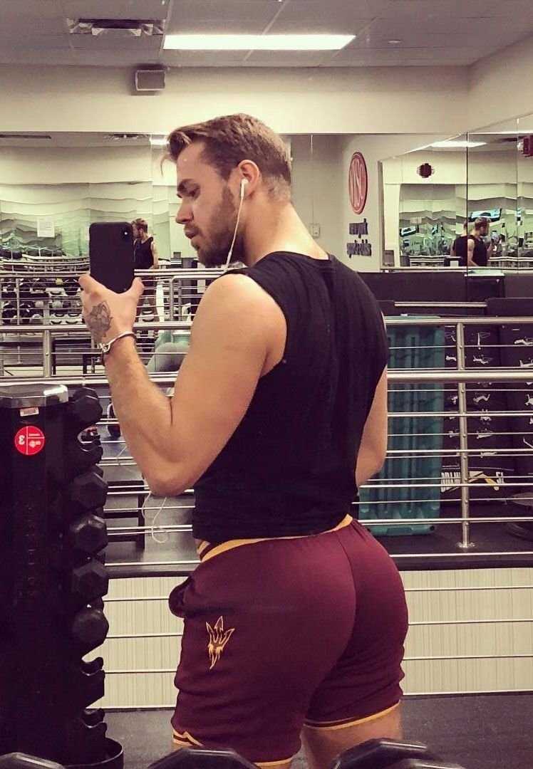 Мужские накаченные ягодицы