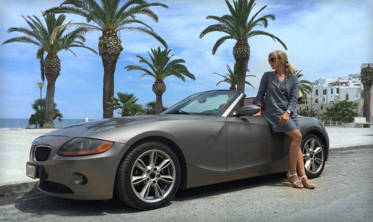 Женщина в кабриолете