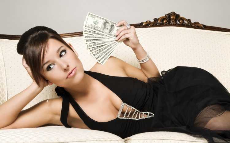 Красивая девушка с деньгами