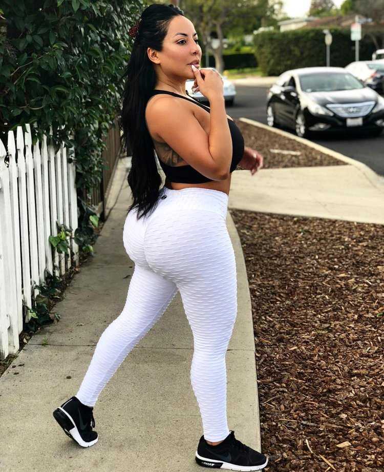 Большие бедра в обтяжку