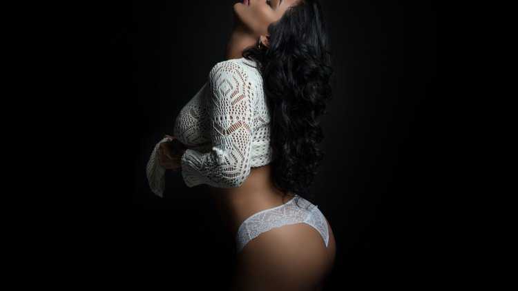 Жгучая брюнетка на фоновый рисунок айфон 8 плюс