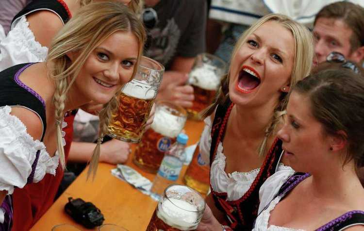 Фестиваль пива в Германии Октоберфест девушки