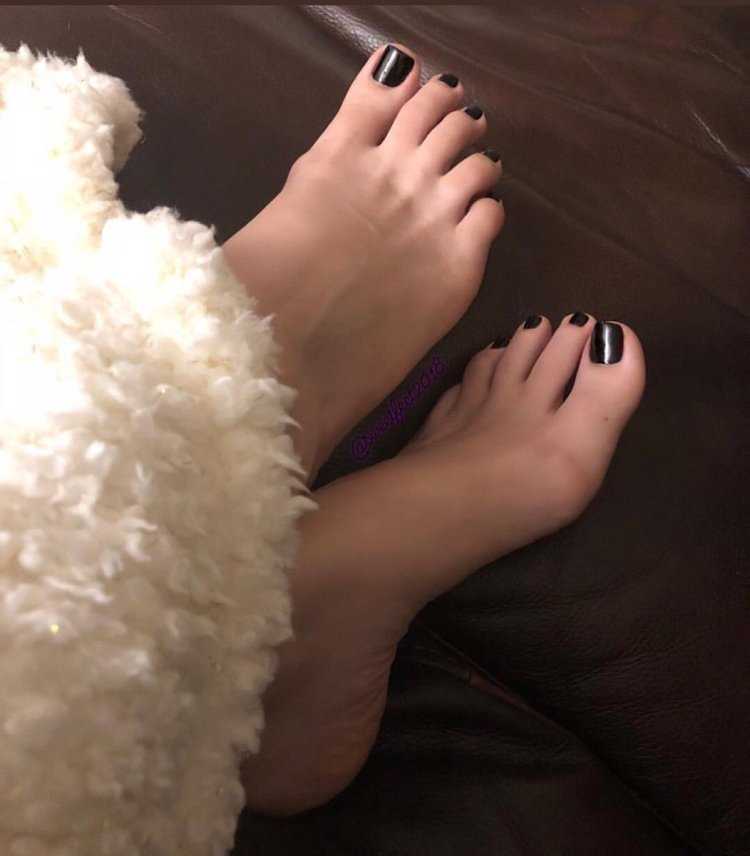 Ступни ног девушек