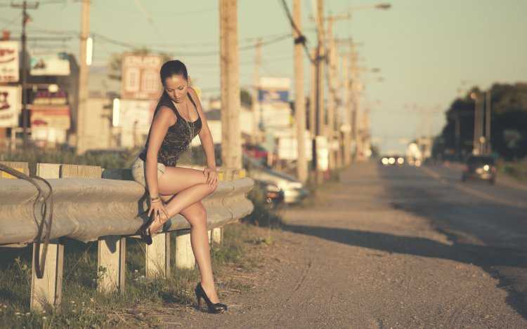 Девушка на трассе