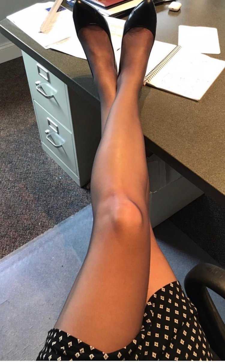 Женщина наклонилась