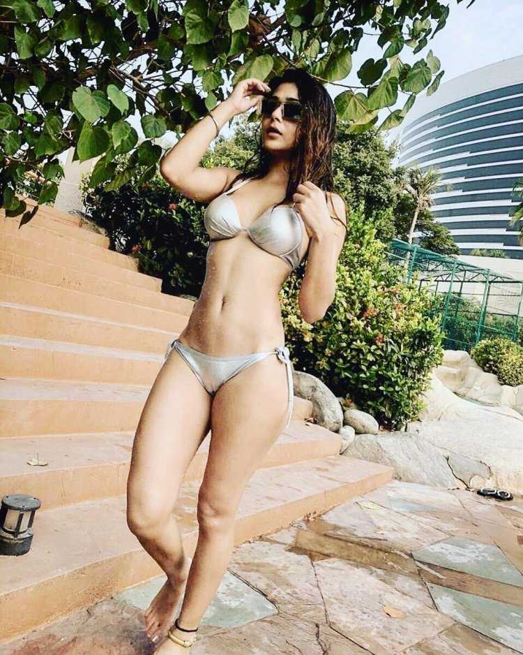 Chailee son в купальнике