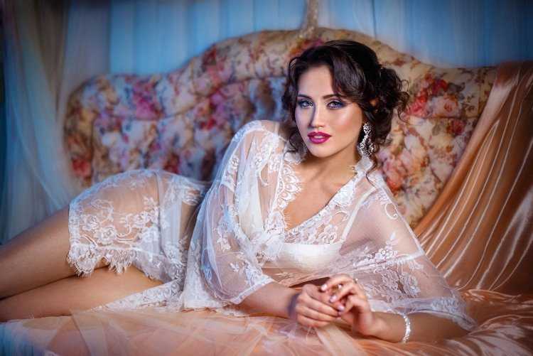 Николь Мейер в пеньюаре