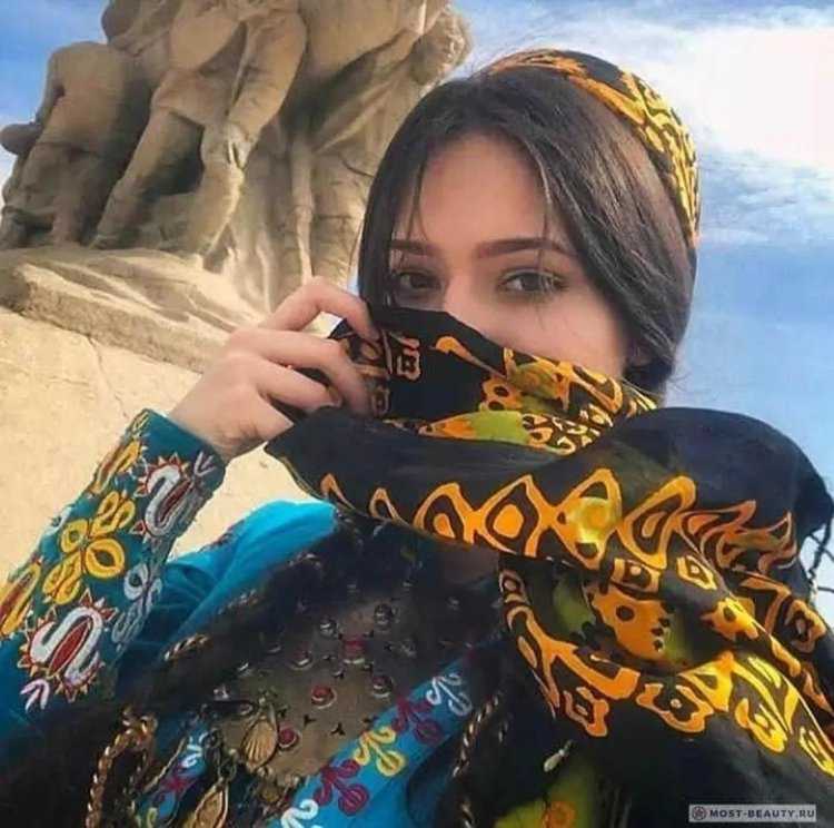 Туркменская певица Бахар Ходжаева