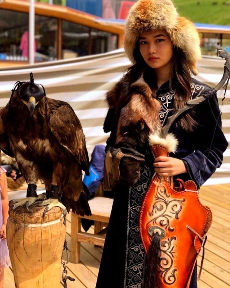 Казашка модель в национальной одежде