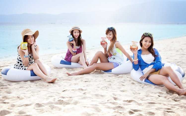 Несколько девушек на пляже