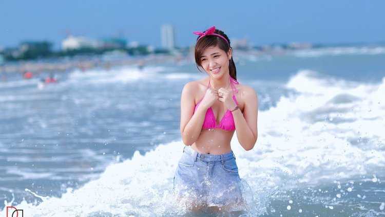 Китаянка на фоне моря