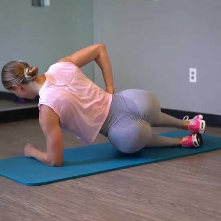 Пухленькие ягодицы при наклоне