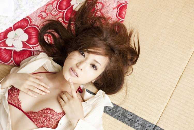 Японские девушки позируют