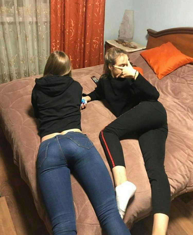 Попки одноклассниц в джинсах
