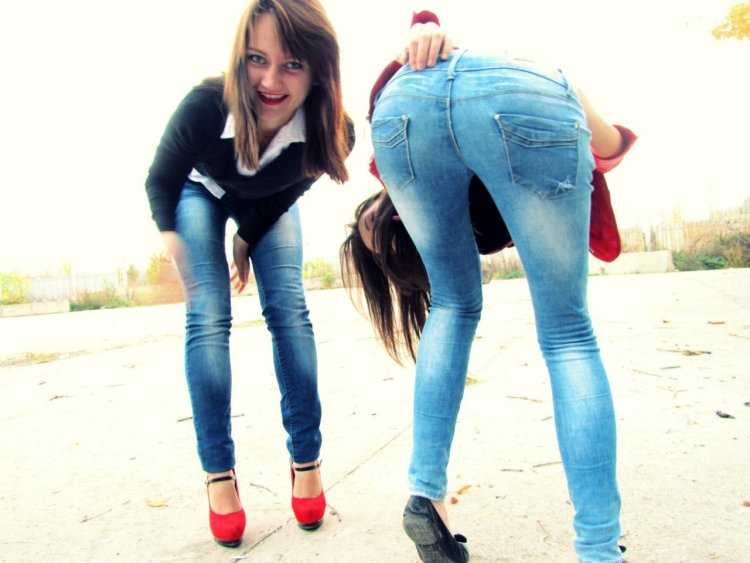 Девчонки в школе в джинсах
