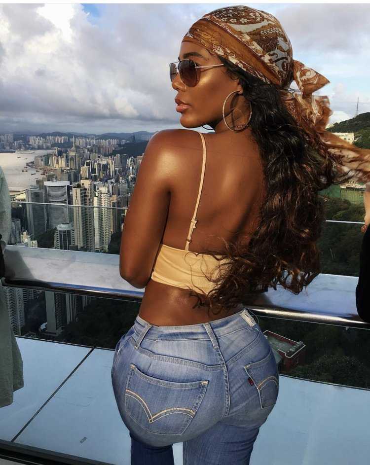 Темнокожая девушка со спины