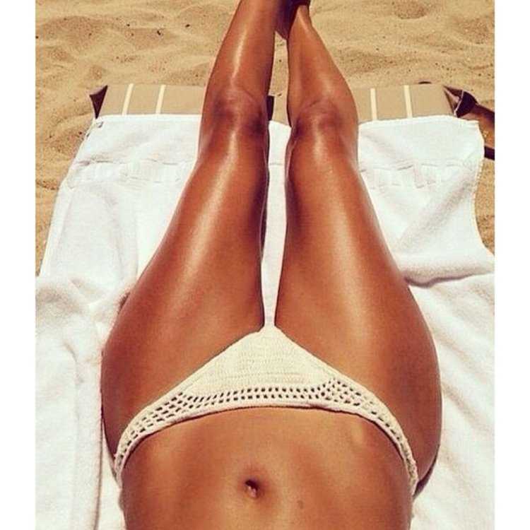 Гладкие загорелые ноги