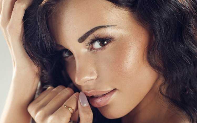 Брюнетка с карими глазами