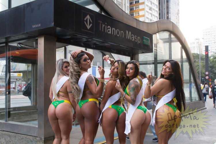 Тверк бразильянки в мини стрингах