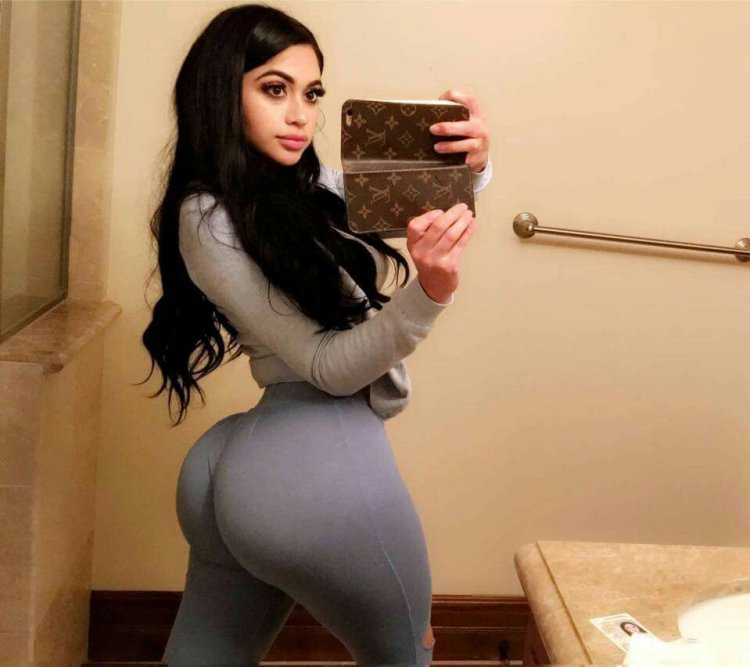 Jailyne Ojeda попа