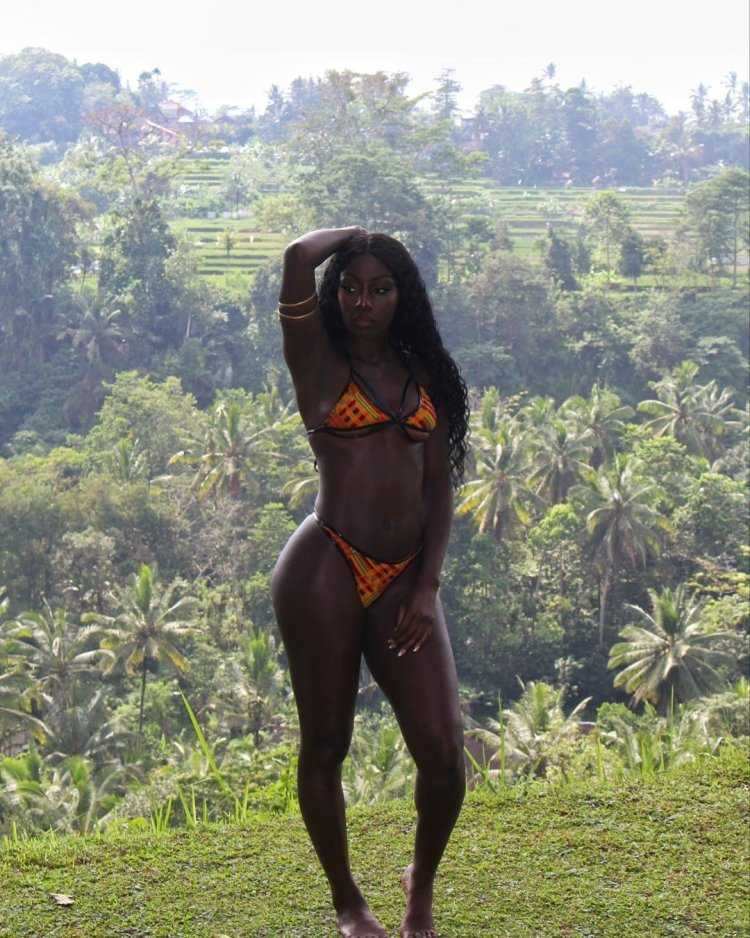 Monifa Jansen в платье