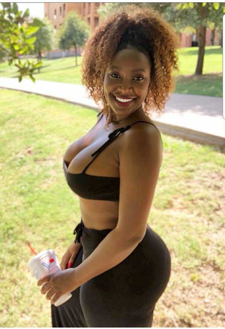 Amara la negra в купальнике