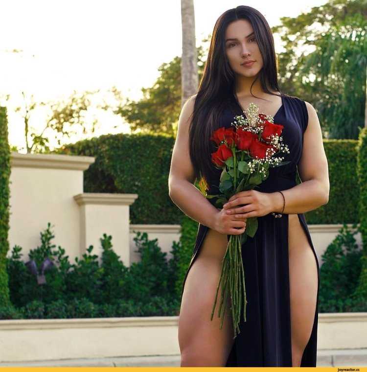 Махлага Джабери в платье