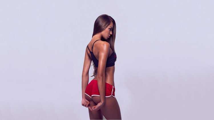 Галинка Миргаева в мини шортах