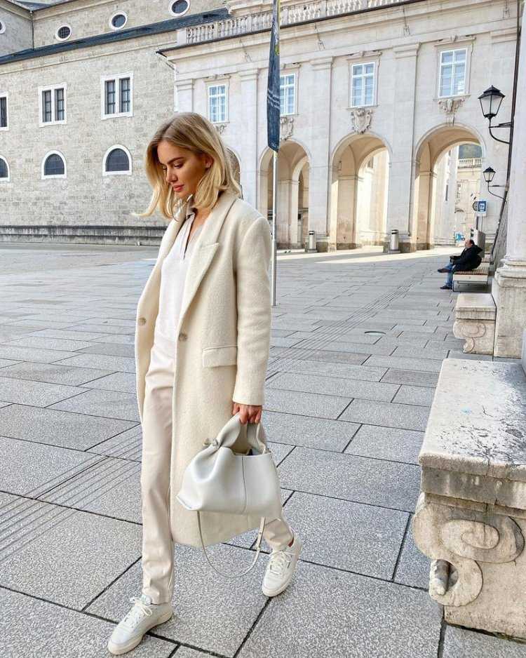 Девушка пьет кофе